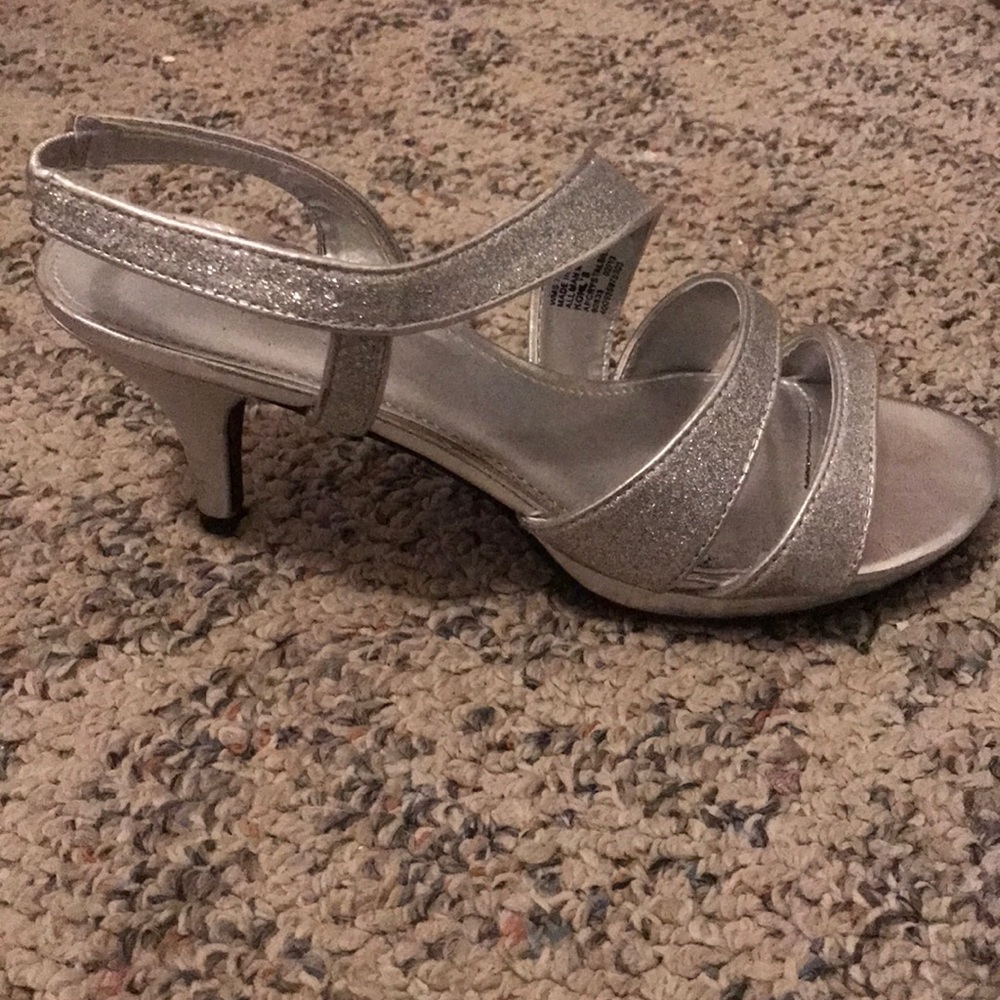 Silver Heels - Picture 2 of 5